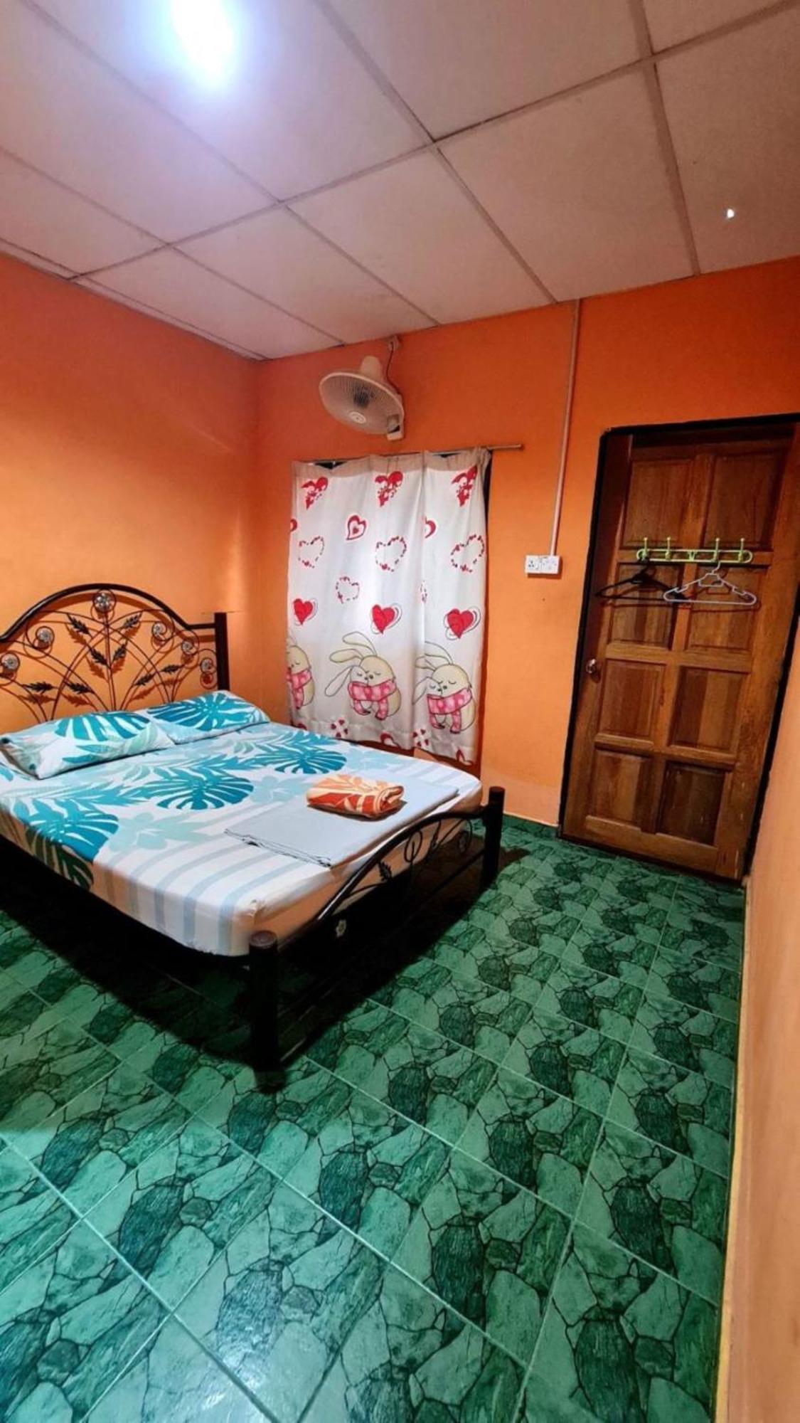 Ostello Rainbow Bed N Bfast Pantai Cenang  Esterno foto